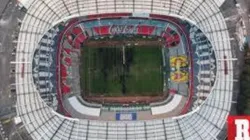La gente, enojada con las condiciones del Estadio Azteca.