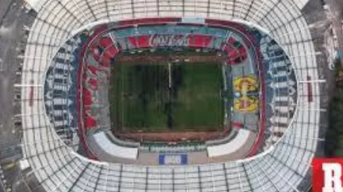 La gente, enojada con las condiciones del Estadio Azteca.