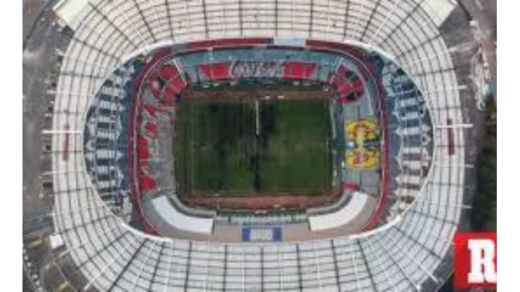 La gente, enojada con las condiciones del Estadio Azteca.