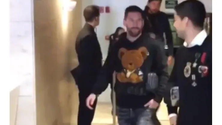 Seguro se lo puso Antonella: Messi llegó al Camp Nou y todo el mundo está hablando de su buzo