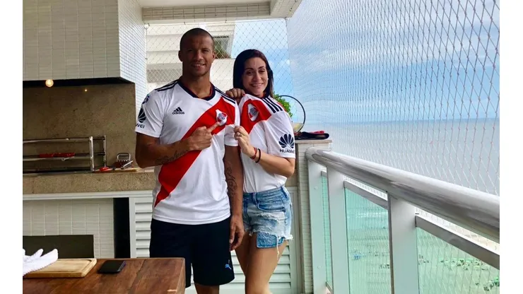 A Carlos Sánchez le salió el hincha de adentro y le pegó a Boca en Instagram