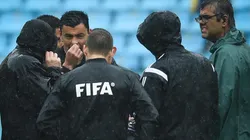 Los árbitros charlan en el campo de juego