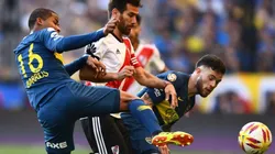 Ponzio pelea la pelota con Barrios y Nández en el último Superclásico.