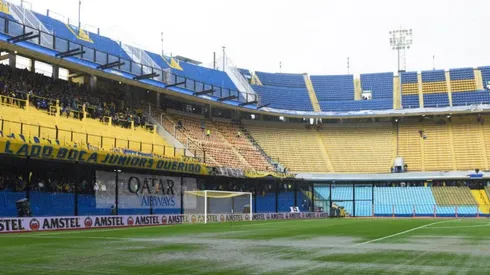 La cancha de Boca comienza a drenar el agua.
