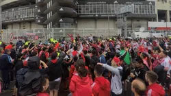 Los hinchas de River en las afueras del estadio.