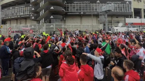 Los hinchas de River en las afueras del estadio.