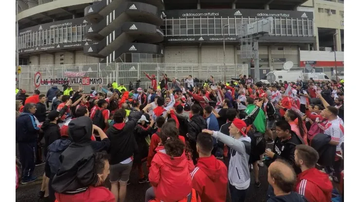 Los hinchas de River en las afueras del estadio.