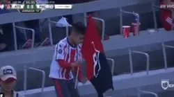 ¿Cómo? Un niño llevó los colores de Chivas y Atlas al mismo tiempo
