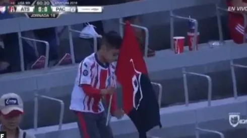 ¿Cómo? Un niño llevó los colores de Chivas y Atlas al mismo tiempo