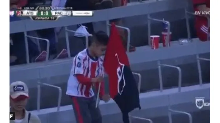 ¿Cómo? Un niño llevó los colores de Chivas y Atlas al mismo tiempo