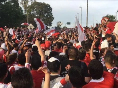 Locura total de los hinchas de River abajo de la lluvia