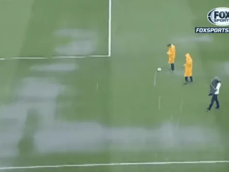 Video: el campo de la Bombonera resiste como puede, pero la lluvia no para