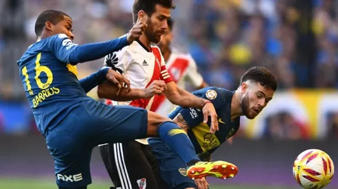 Ponzio pelea la pelota con Barrios y Nández en el último Superclásico.