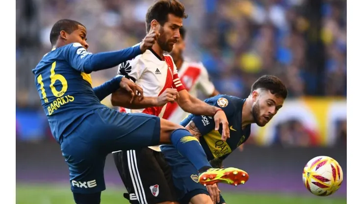 Ponzio pelea la pelota con Barrios y Nández en el último Superclásico.