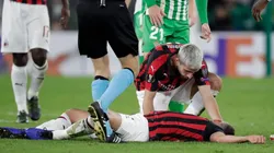 NOCAUT. Todos se preocupan por Musacchio, quien quedó tendido en el campo de juego (Foto: Getty).