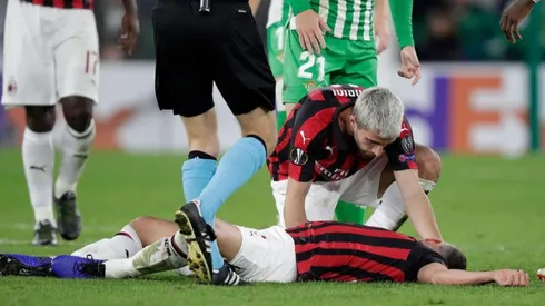 NOCAUT. Todos se preocupan por Musacchio, quien quedó tendido en el campo de juego (Foto: Getty).