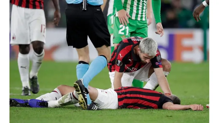 NOCAUT. Todos se preocupan por Musacchio, quien quedó tendido en el campo de juego (Foto: Getty).