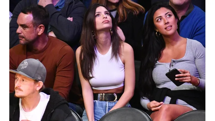 ¡Sin temor! Emily Ratajkowski coquetea con LeBron James