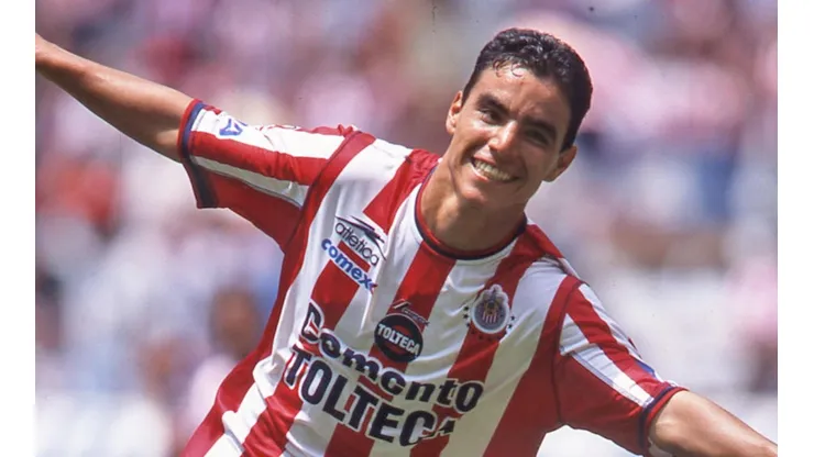 Bravo le sacó una sonrisa a la porra de Chivas.