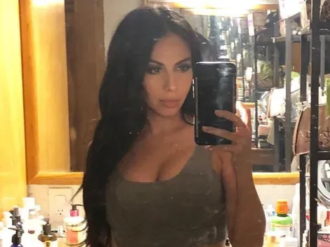 La mejor seguidora: Jimena Sánchez posó con una camisa abierta de los Yankees de Nueva York