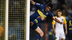 Foto de Pablo Pérez pegándole una patada al palo.