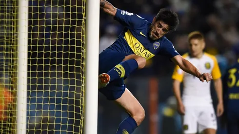 Foto de Pablo Pérez pegándole una patada al palo.