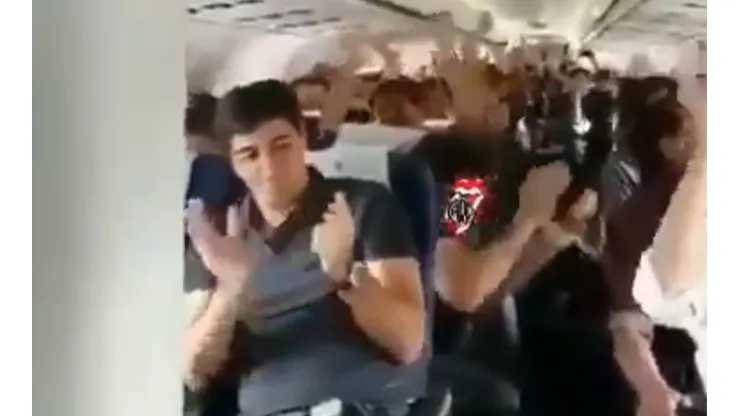Se conoció un video inédito de los festejos de River en el avión de vuelta de Brasil