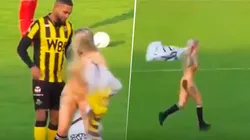 Video: le pagaron para que invada el campo de juego desnuda y ella le bailó a un jugador