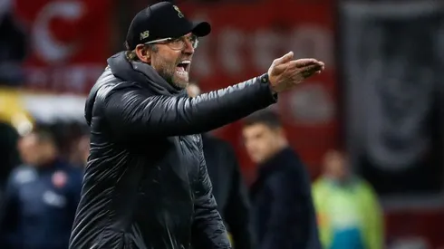 Klopp dirigiendo al Red en Serbia.
