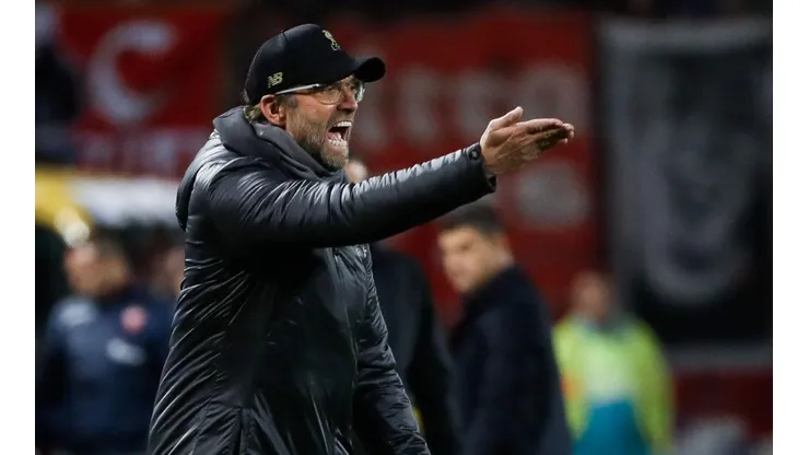 Klopp dirigiendo al Red en Serbia.