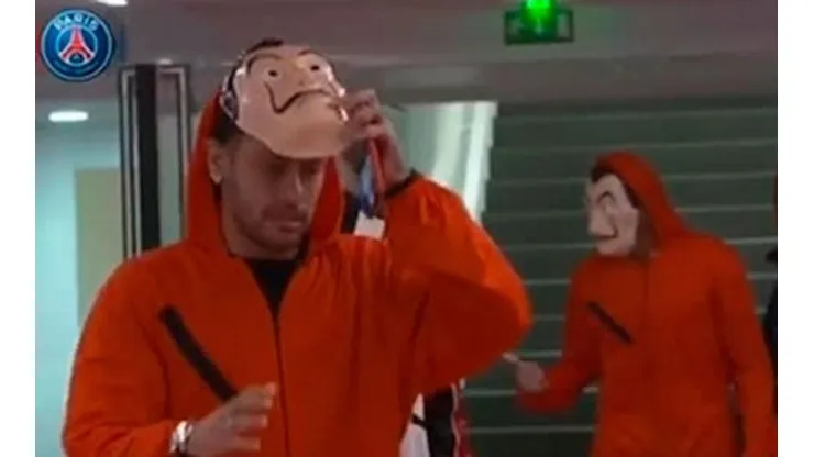 Neymar ingresó al estadio vestido de "La Casa de Papel"
