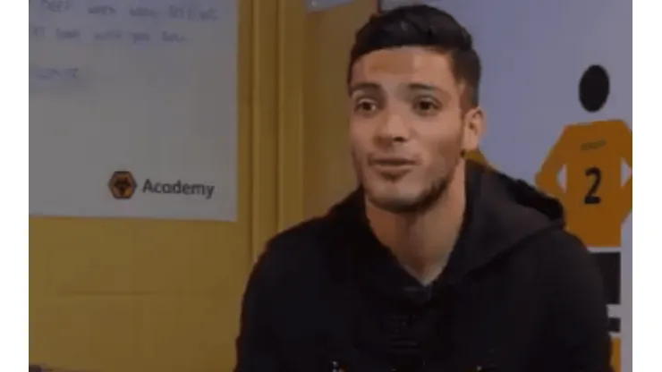 Gran gesto de Jiménez con un fan de Wolves en Inglaterra