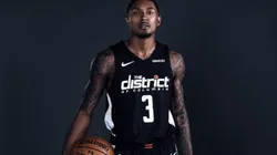 Bradley Beal posando con la City Edition de los Wizards