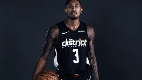 Bradley Beal posando con la City Edition de los Wizards