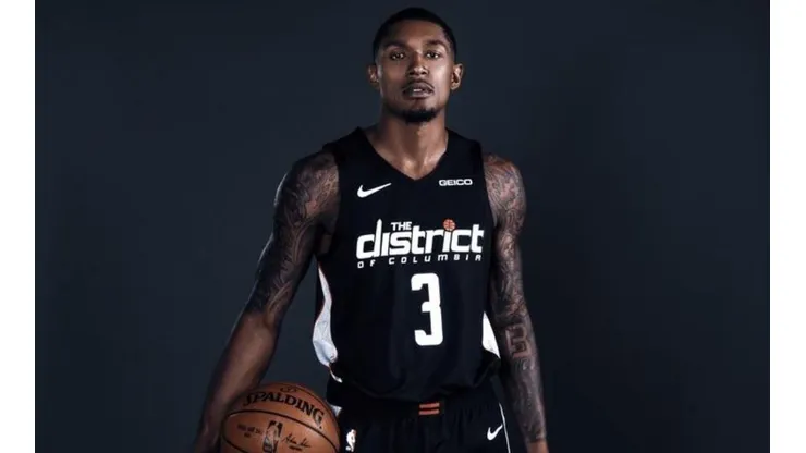 Bradley Beal posando con la City Edition de los Wizards