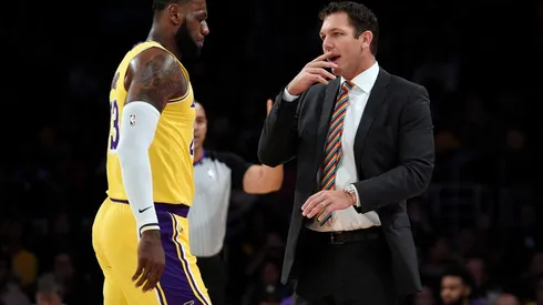 James y Walton discuten en un encuentro