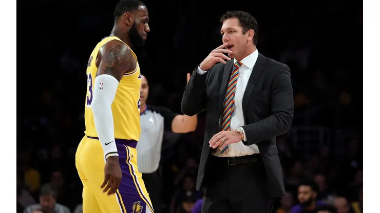 James y Walton discuten en un encuentro
