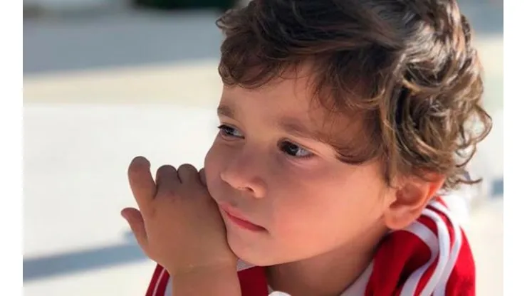 Mateo Messi, con una remera roja y blanca.