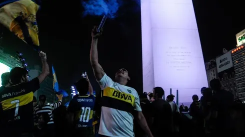 Hinchas de Boca celebran en el Obelsico.