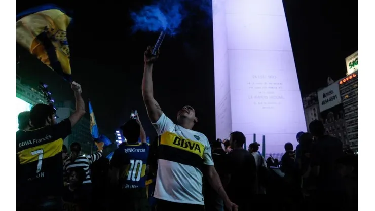 Hinchas de Boca celebran en el Obelsico.