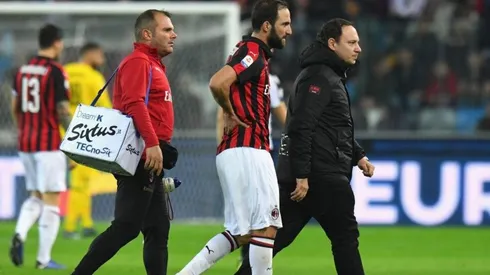 Gonzalo Higuaín se retiró dolorido.