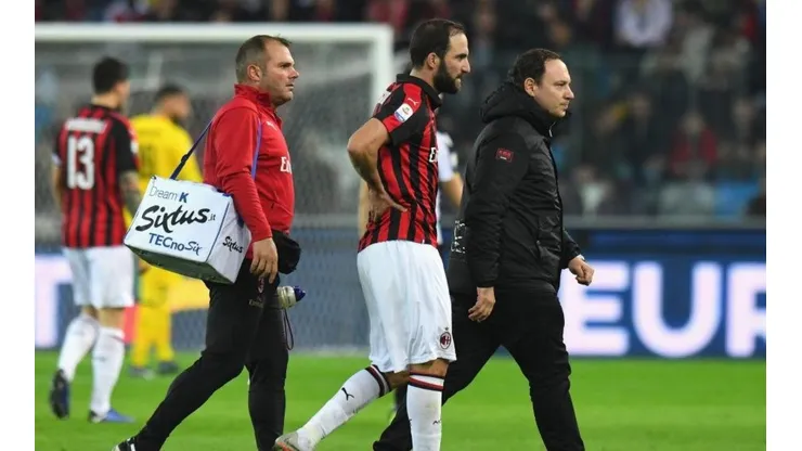 Gonzalo Higuaín se retiró dolorido.