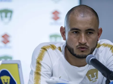 Carlos González, desconsolado por la goleada sufrida por el Necaxa