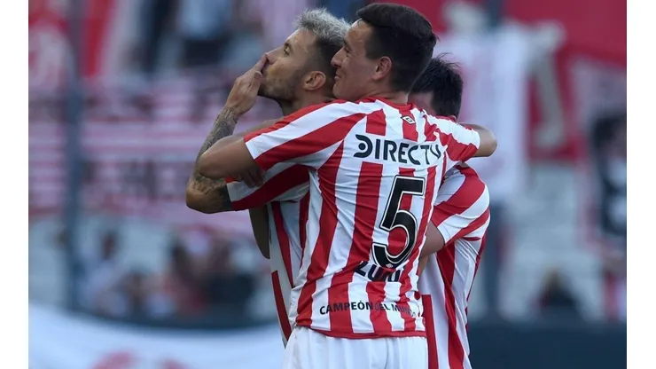 Gastón Fernández celebra el tanto de la victoria.