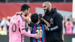 Messi, un hincha del Barcelona y Yassine Cheuko.