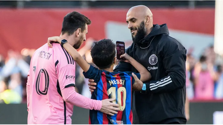 Messi, un hincha del Barcelona y Yassine Cheuko.