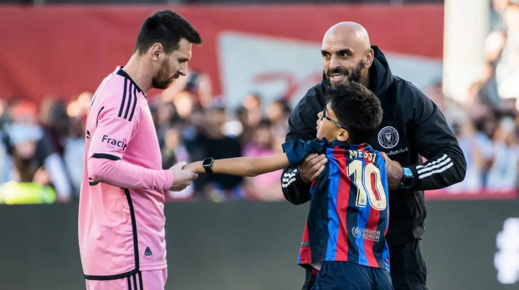 Messi un hincha del Barcelona y Yassine Cheuko