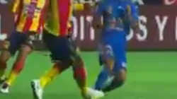 Terrible planchazo de Achillier y roja en el primer tiempo