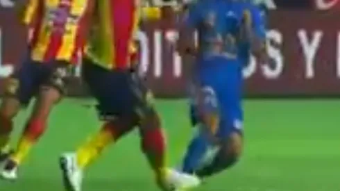 Terrible planchazo de Achillier y roja en el primer tiempo