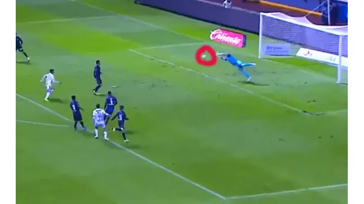 Vikonis mantuvo con vida a Puebla ante Zaldívar en el primer tiempo